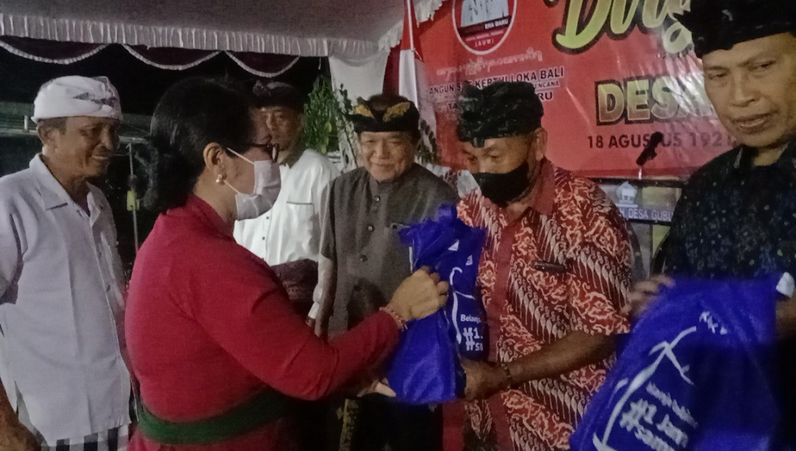 SEJUMLAH HADIAH, PENGHARGAAN DAN UCAPAN TERIMA KASIH DISERAHKAN DALAM PERAYAAN HUT DESA GUBUG KE 101